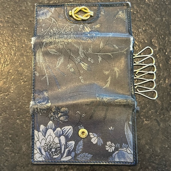 Vintage Gucci 6 key holder accessory navy blue with lotus floral print goldtone. - Picture 1 of 13